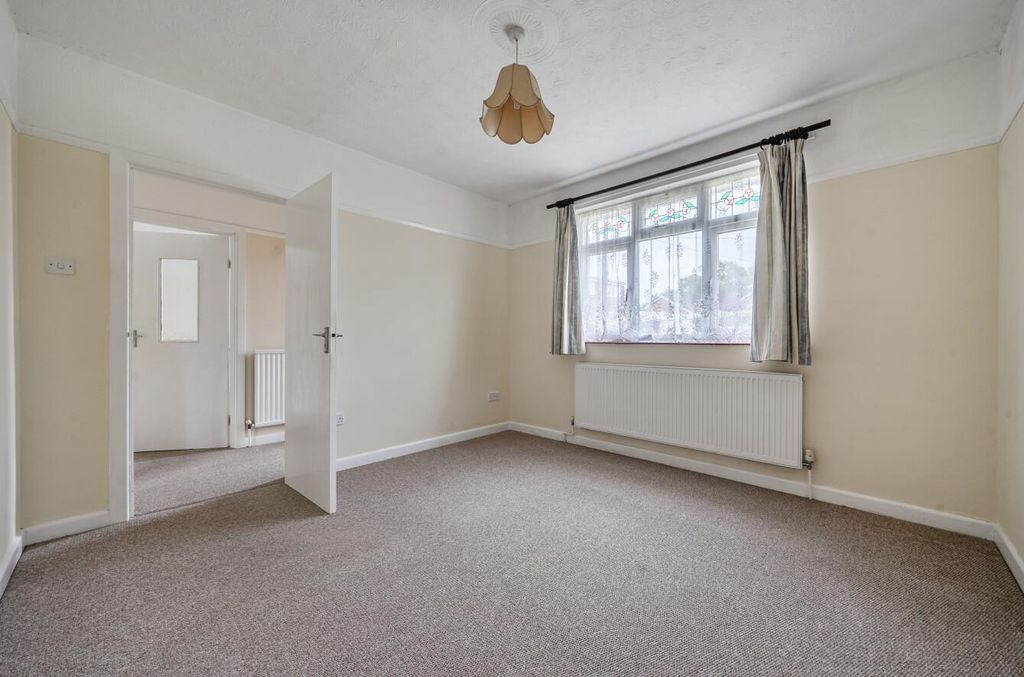 Property photo 2 of 16 18 Broad Lane (2).Jpg