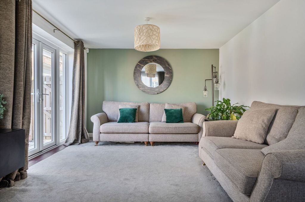 Property photo 3 of 24 Lounge