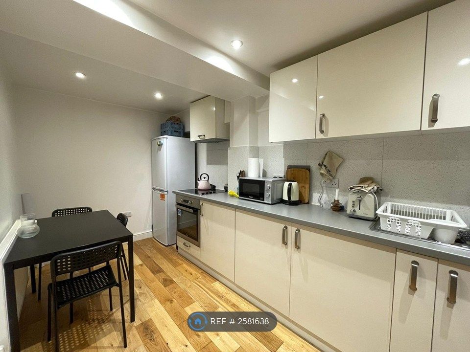 Property photo 2 of 6 Kitchen
