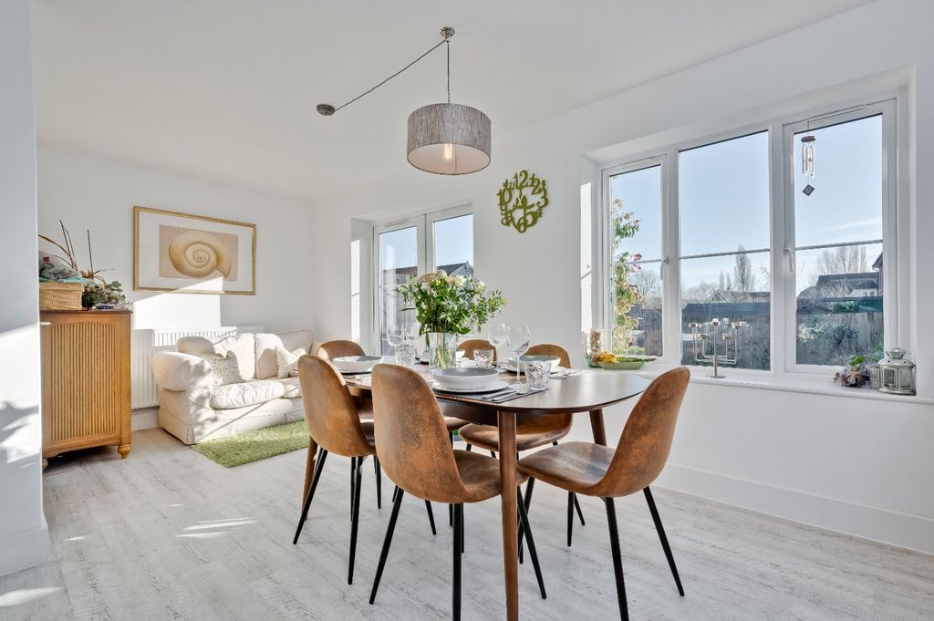 Property photo 3 of 10 Dining Room