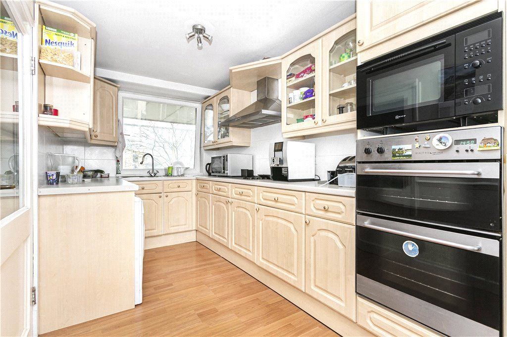 Property photo 3 of 10 Kitchen