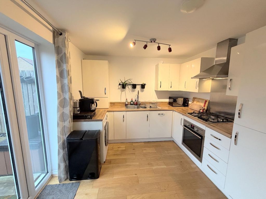 Property photo 3 of 10 Dining Kitchen