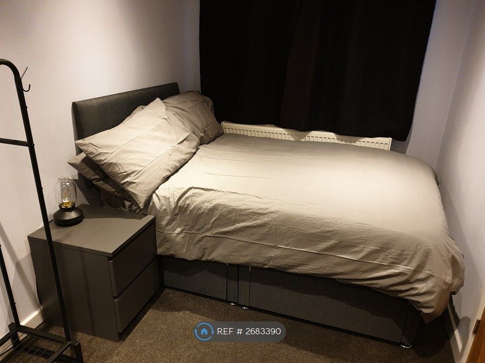 Property photo 2 of 14 Room 3 With A Sofa