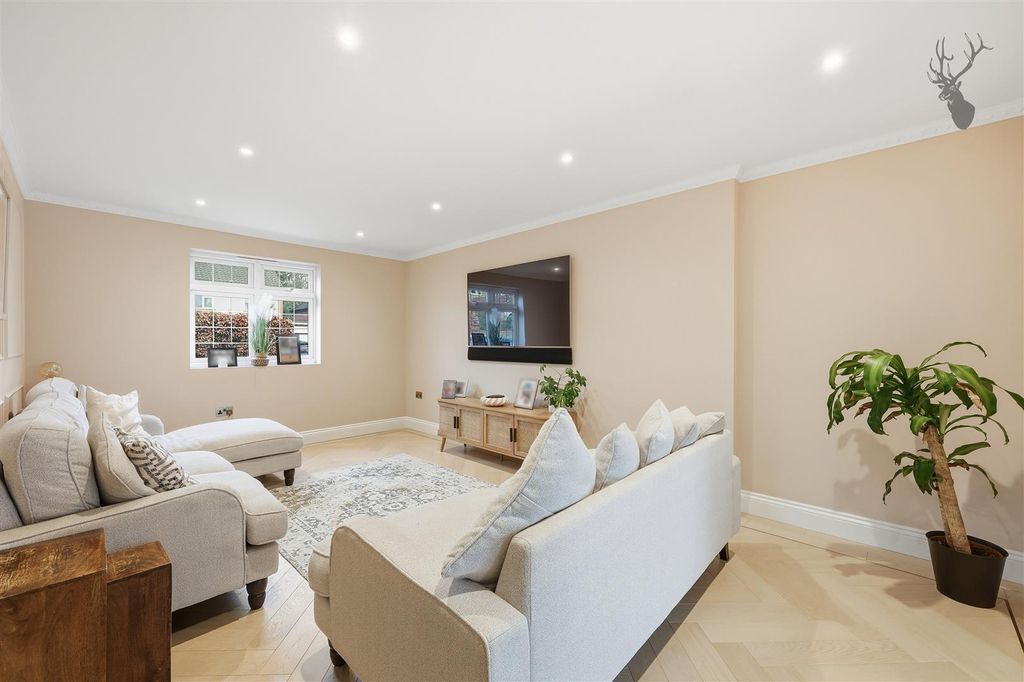 Property photo 3 of 33