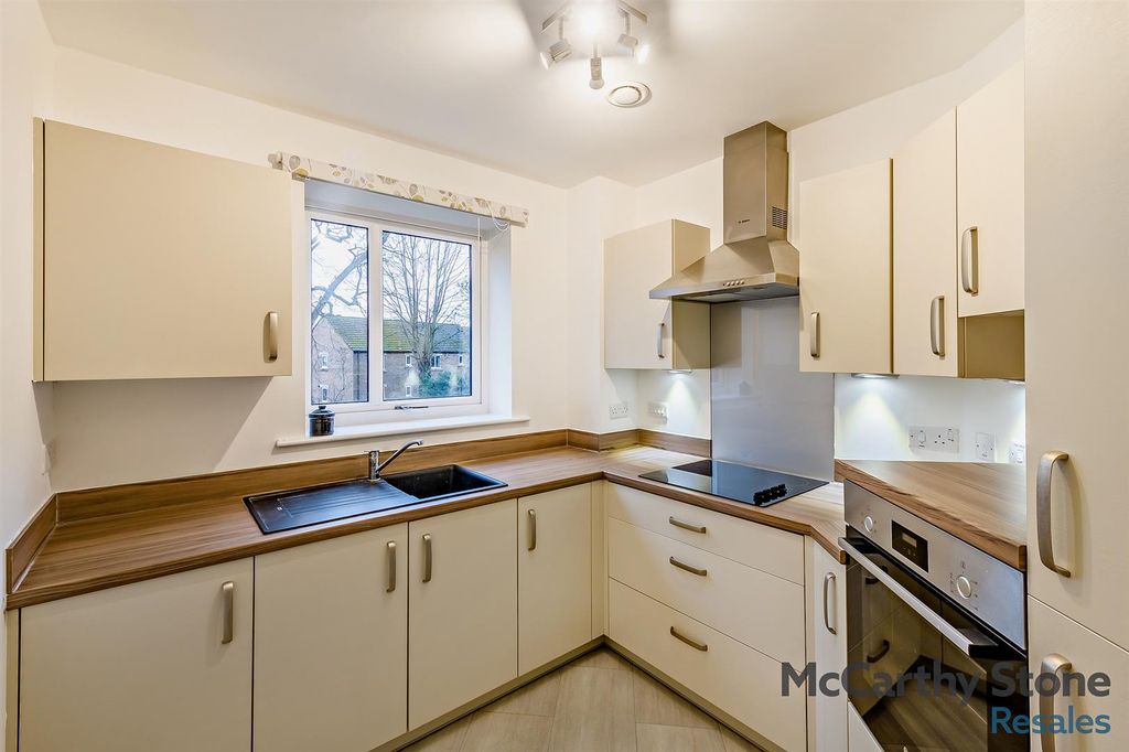 Property photo 3 of 21 8675397-Interior03-800.Jpg