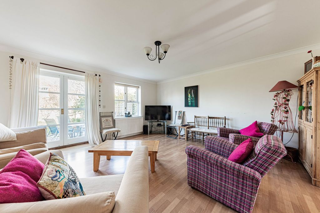 Property photo 2 of 22 Living Room (1)