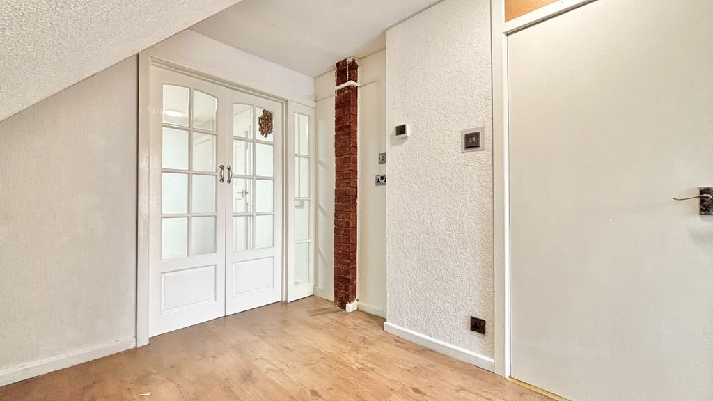 Property photo 2 of 21 Entrance Hallway