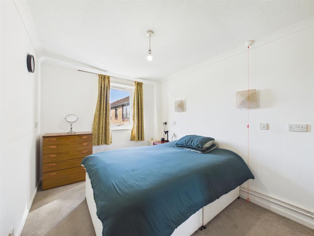 Property photo 2 of 6 Bedroom