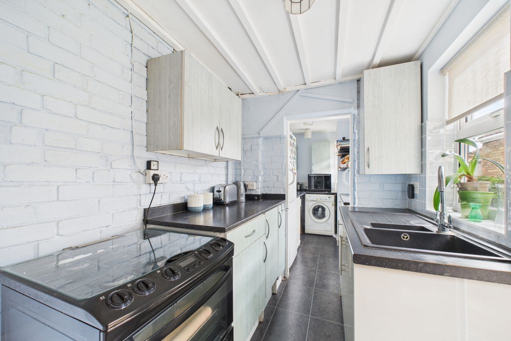 Property photo 3 of 10 Kitchen