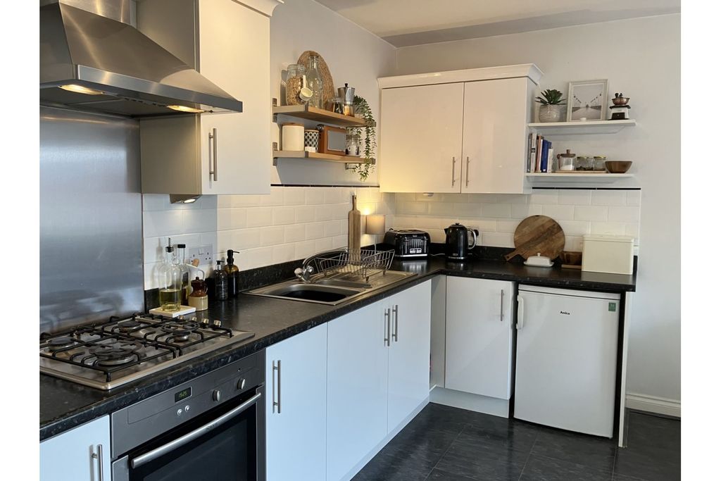 Property photo 3 of 19 Kitchen