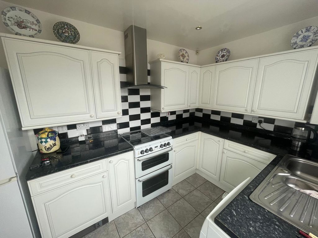 Property photo 2 of 9 Photo 9