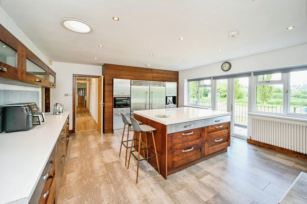 Property photo 2 of 21 Main Kitchen2