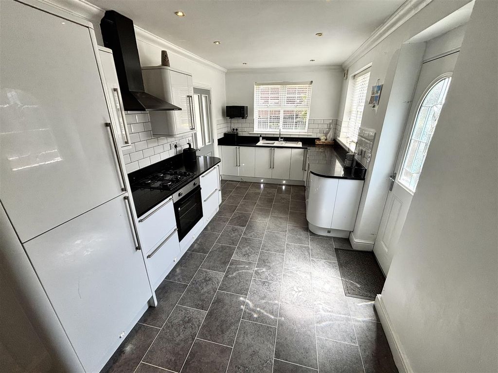 Property photo 3 of 19 Kitchen/Breakfast Room