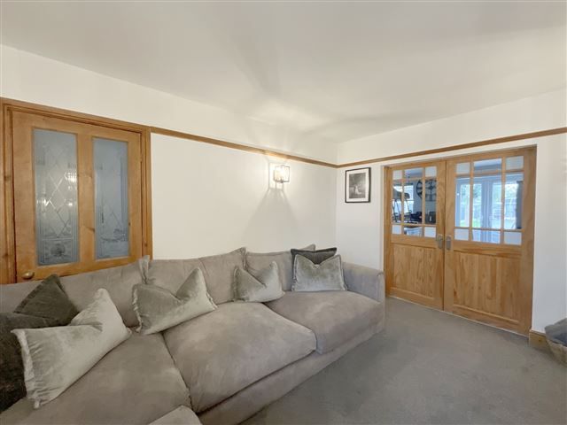 Property photo 3 of 20 Lounge