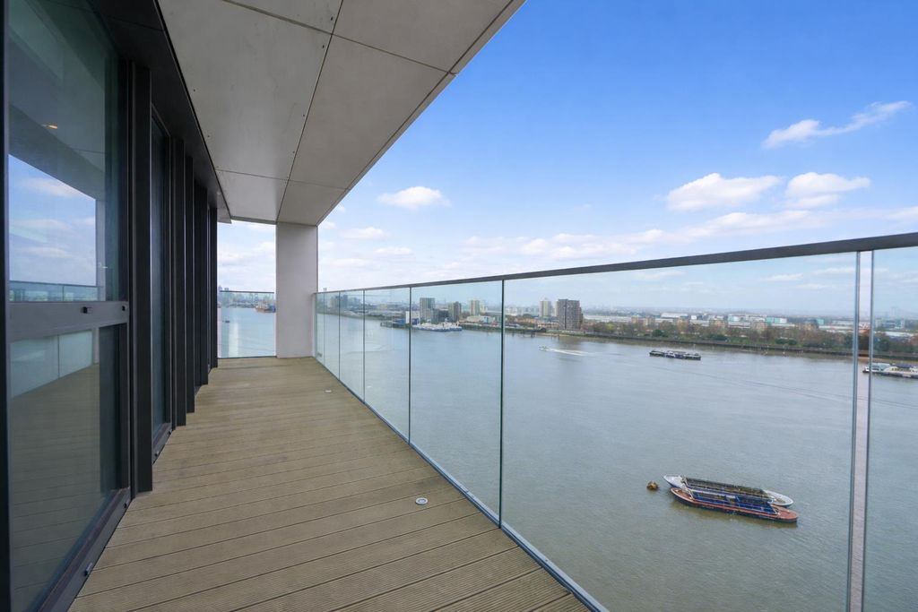 Property photo 2 of 18 Hampton Court, London13.Jpg