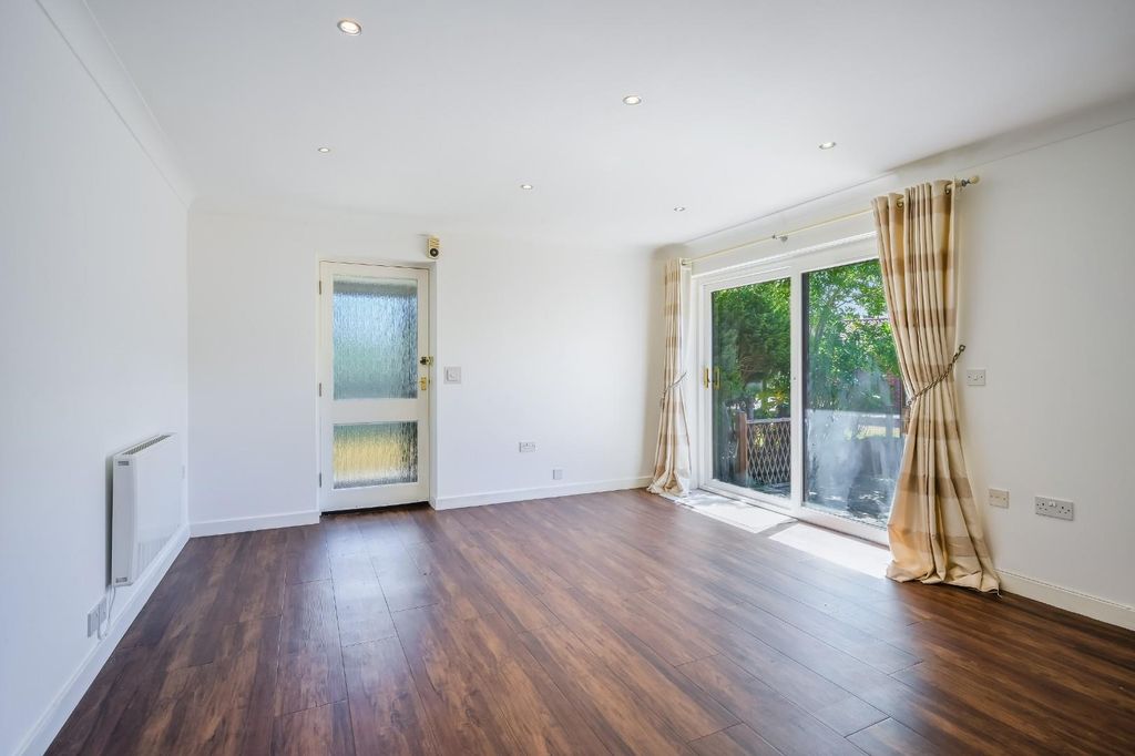 Property photo 2 of 13 Oakmead Green