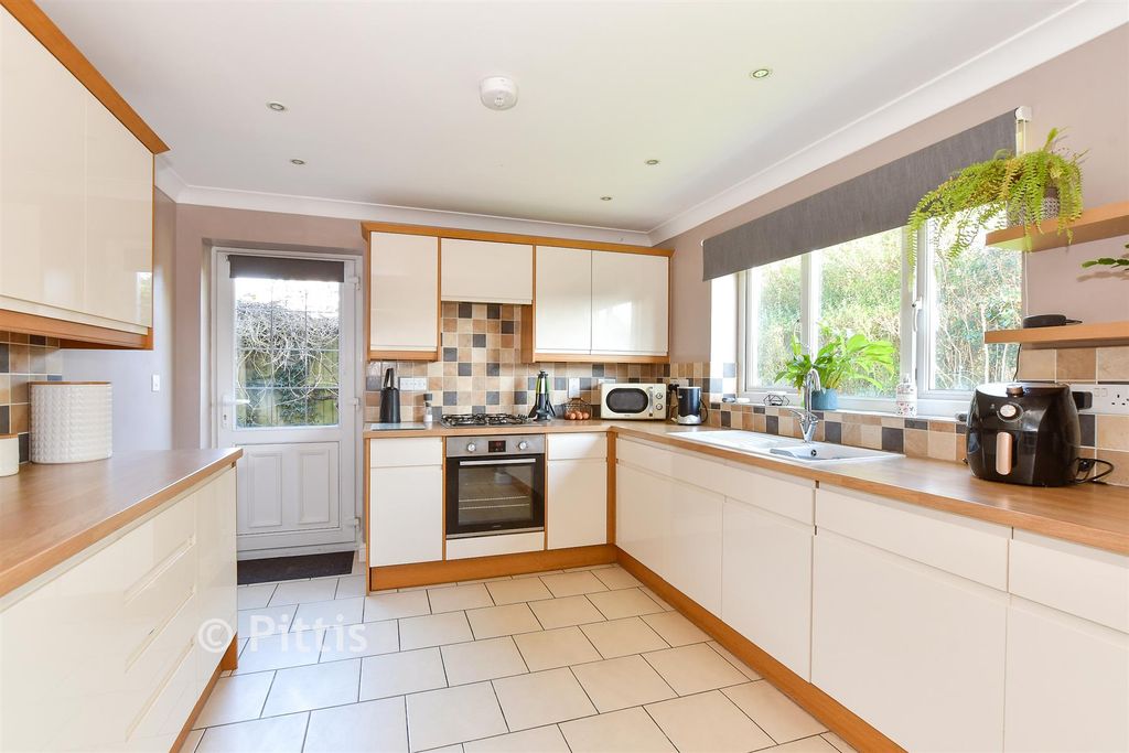 Property photo 3 of 12 Kitchen
