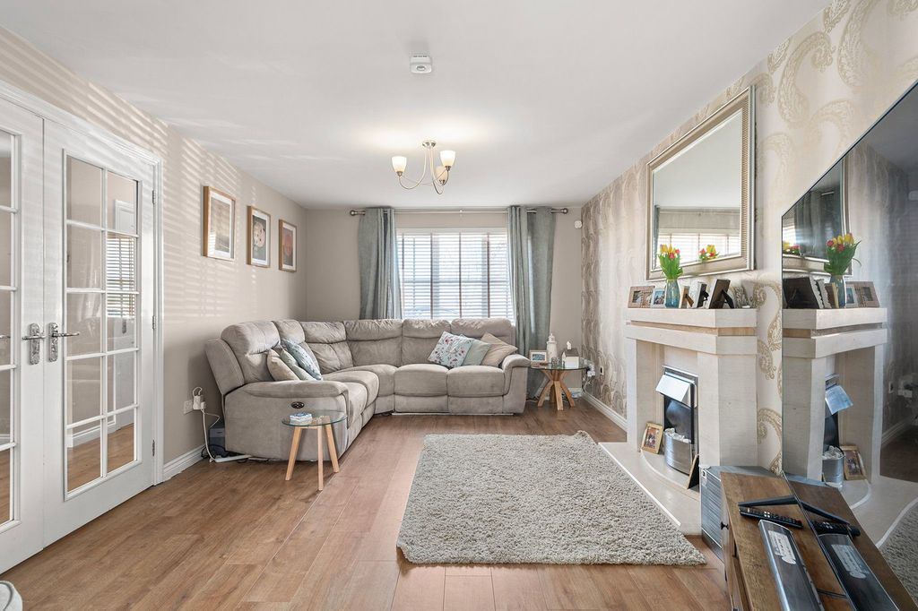 Property photo 2 of 32