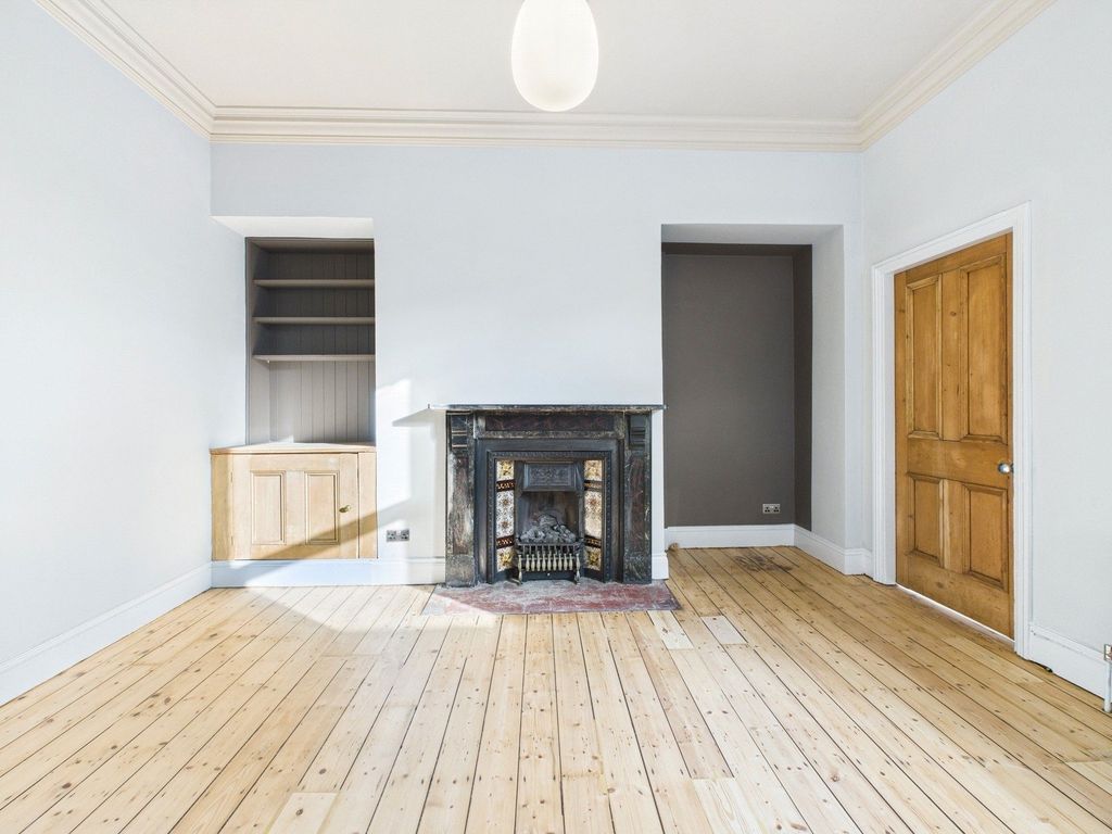 Property photo 3 of 13 Lounge