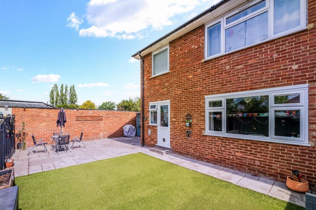 Property photo 2 of 14 Vernon Close