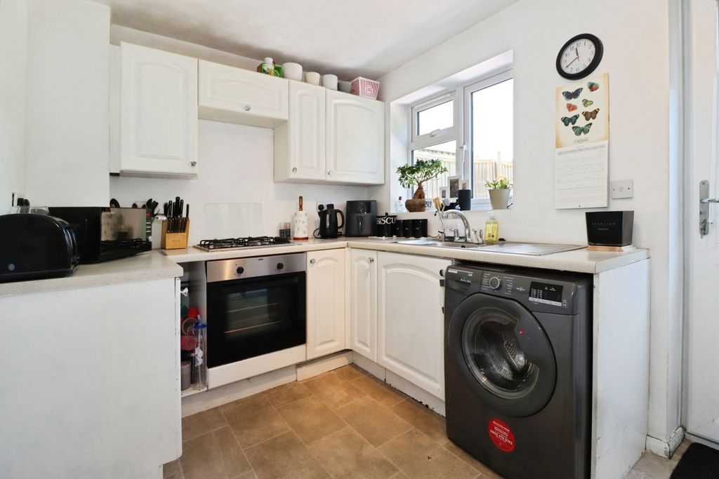 Property photo 3 of 18 Kitchen