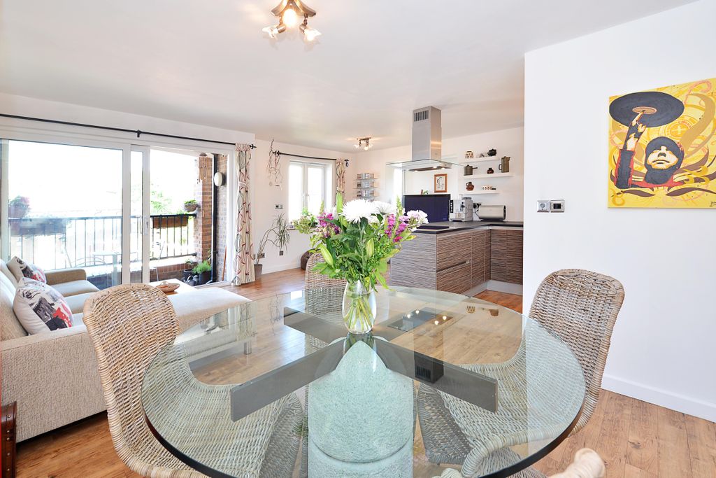 Property photo 3 of 10 Dining