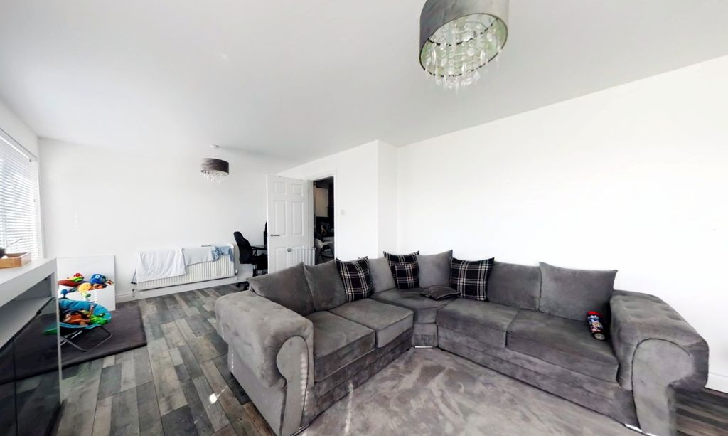 Property photo 3 of 15 Lounge
