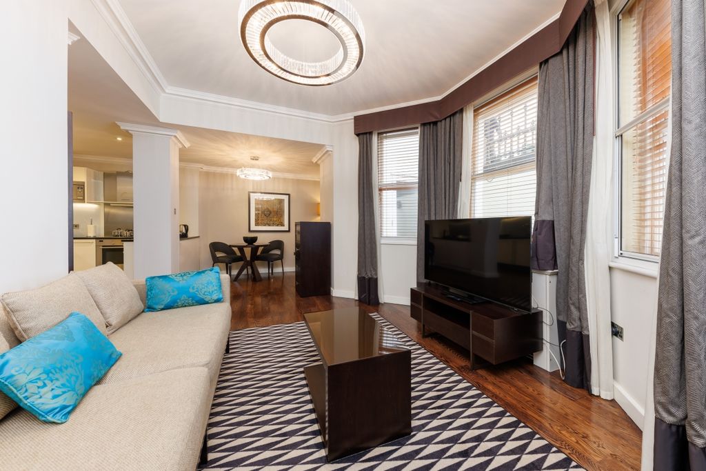 Property photo 1 of 10 Fairbriar Residen...
