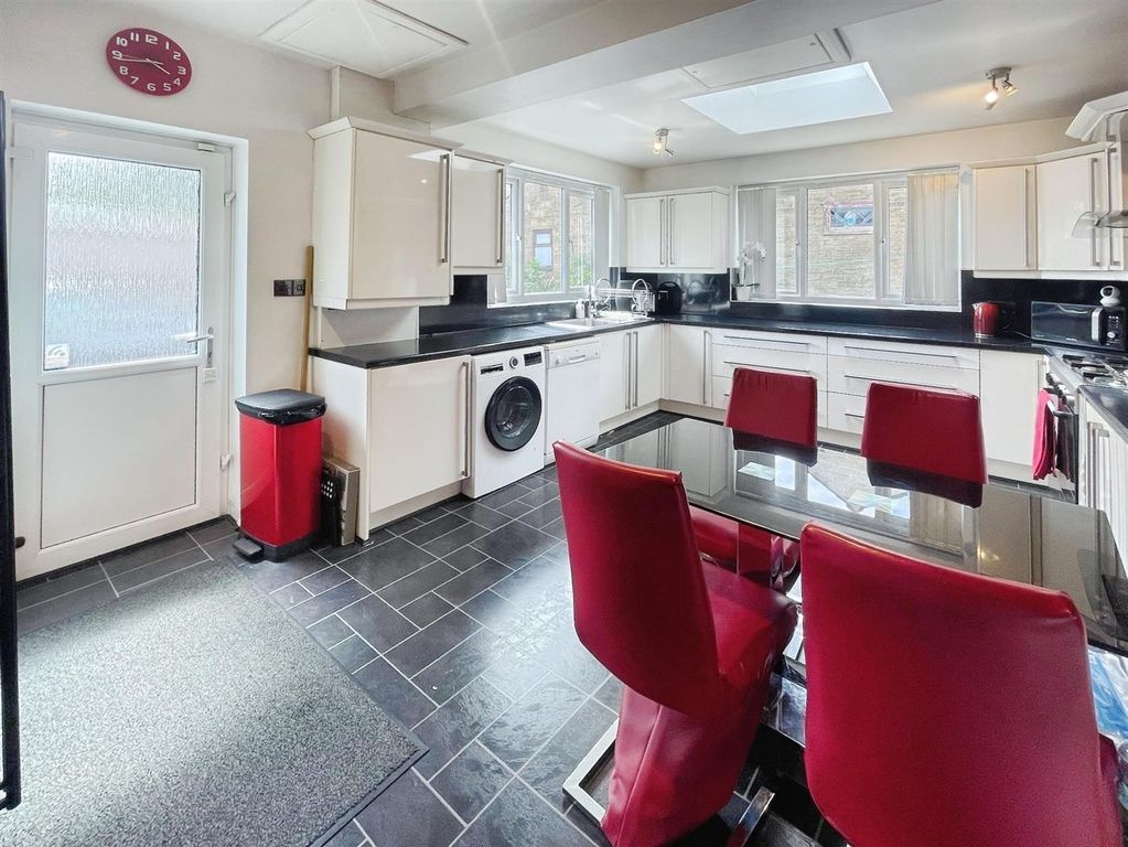 Property photo 3 of 18 Kitchen