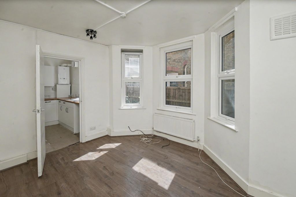 Property photo 2 of 11 Flat A, 137 Trundleys Road, Deptford, London, Se8 5Jq