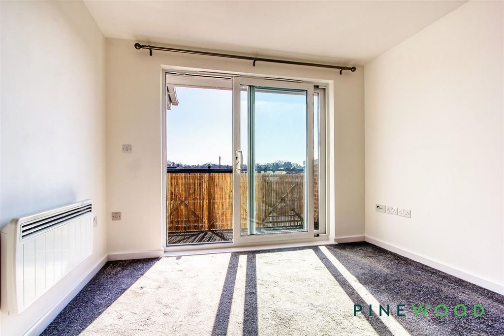 Property photo 2 of 16 Lounge / Balcony