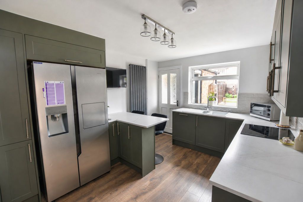 Property photo 3 of 17 Kitchen