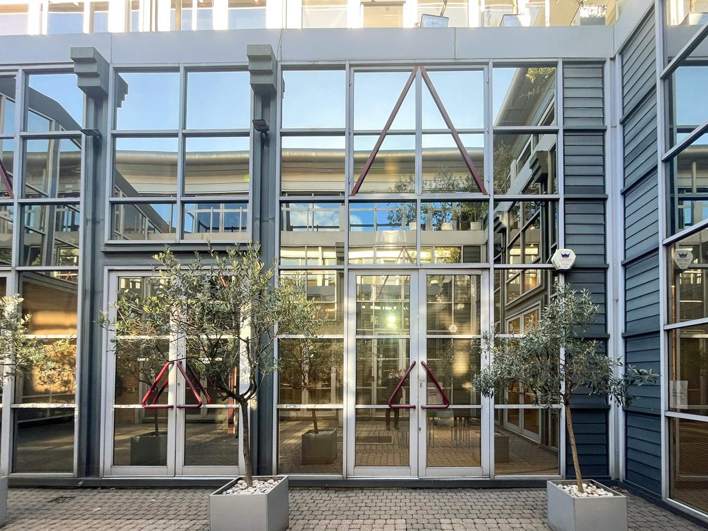 Property photo 1 of 4 Unit 3 Walmer Courtyard Holland Park W11 Office For Sale Courtyard.Jpg