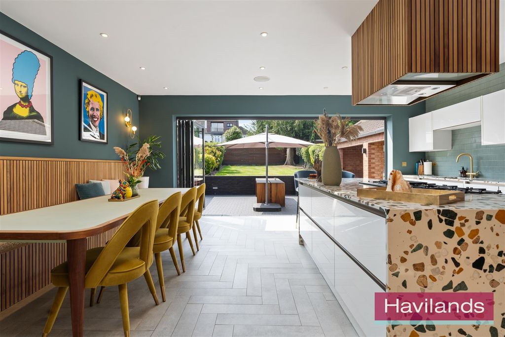 Property photo 2 of 20 Winchmore Hill Road-14.Jpg