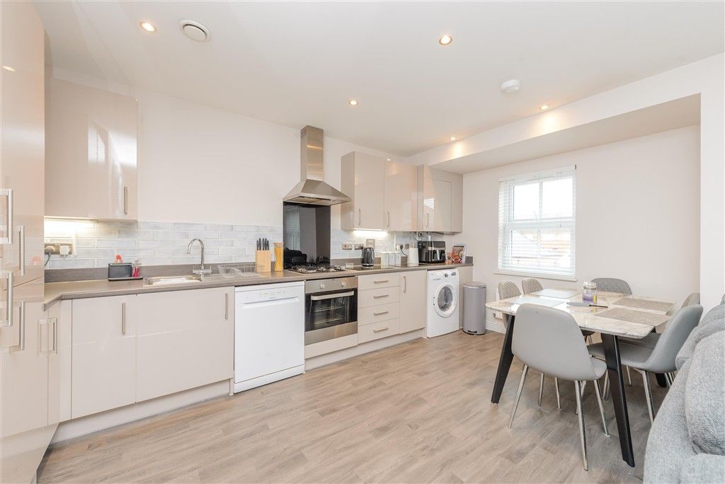 Property photo 2 of 9 Kitchen/Lounge