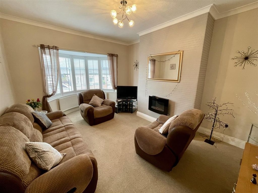 Property photo 2 of 18 Lounge