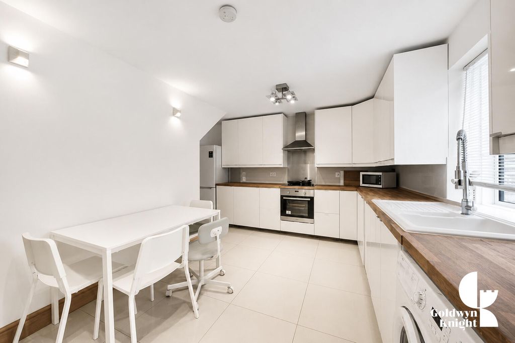 Property photo 3 of 7 Kitchen