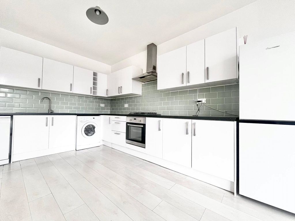 Property photo 3 of 11 Reception/Kitchen