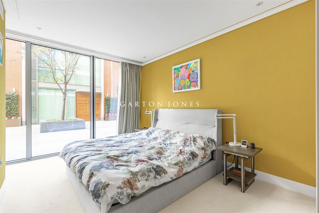 Property photo 3 of 18 Bedroom.Jpg