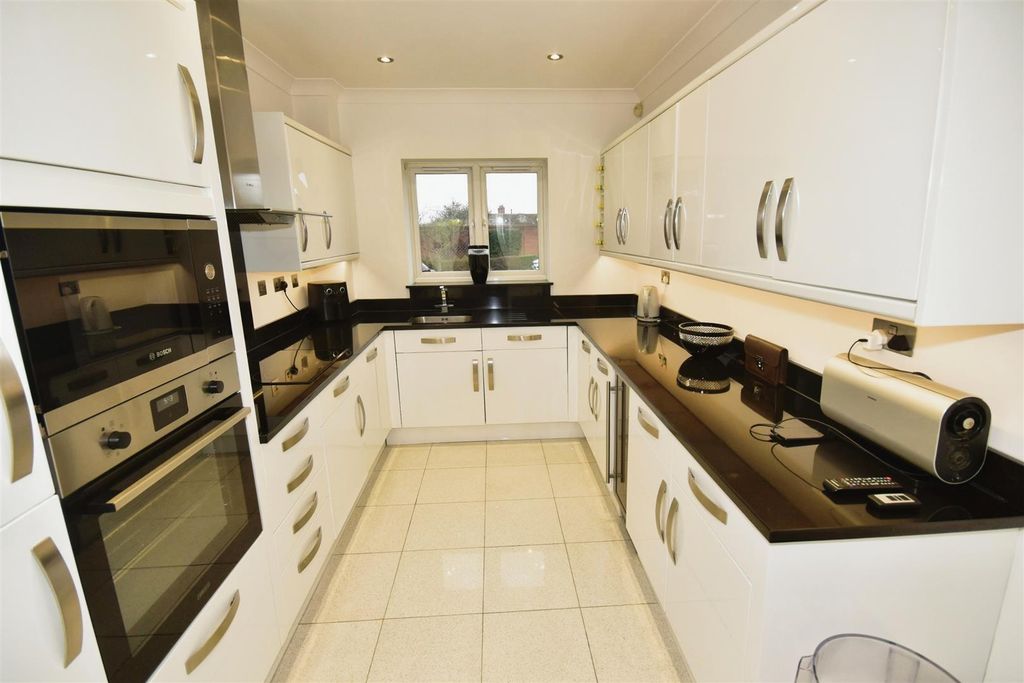 Property photo 3 of 14 Kitchen