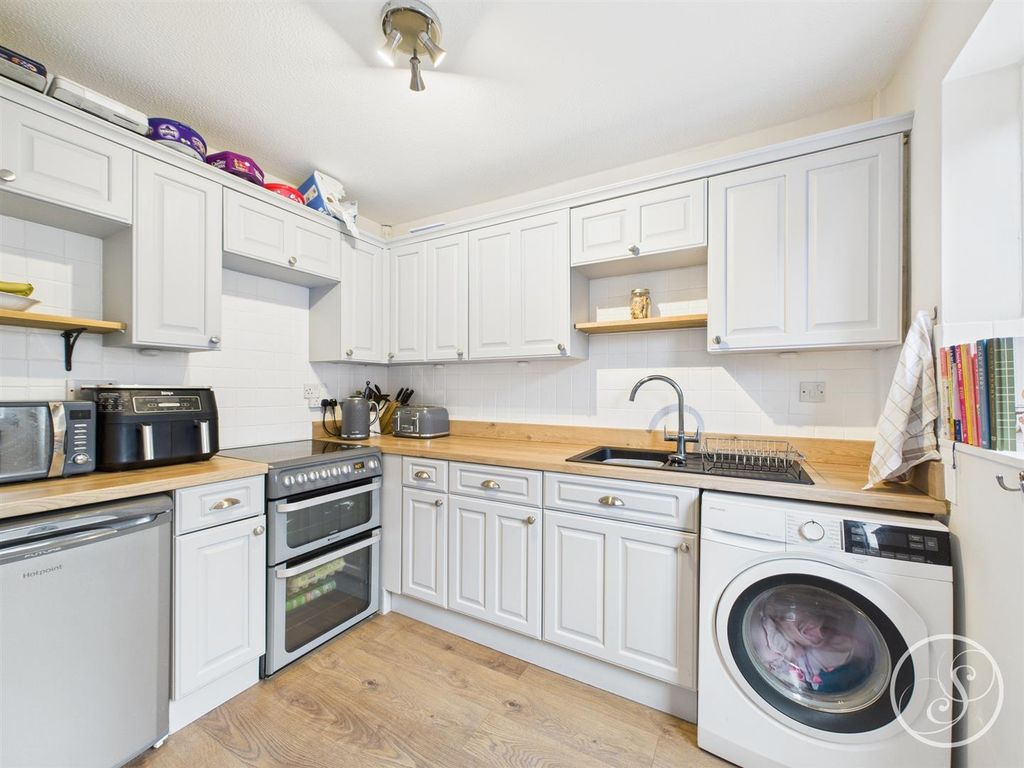 Property photo 3 of 20 Kitchen