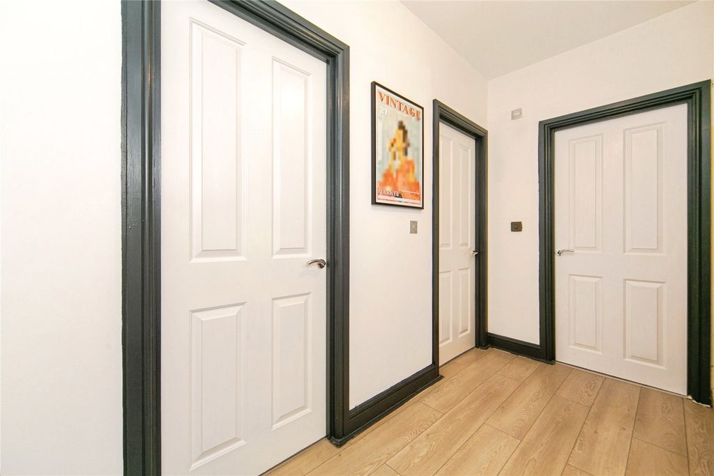 Property photo 2 of 17 Picture No. 35