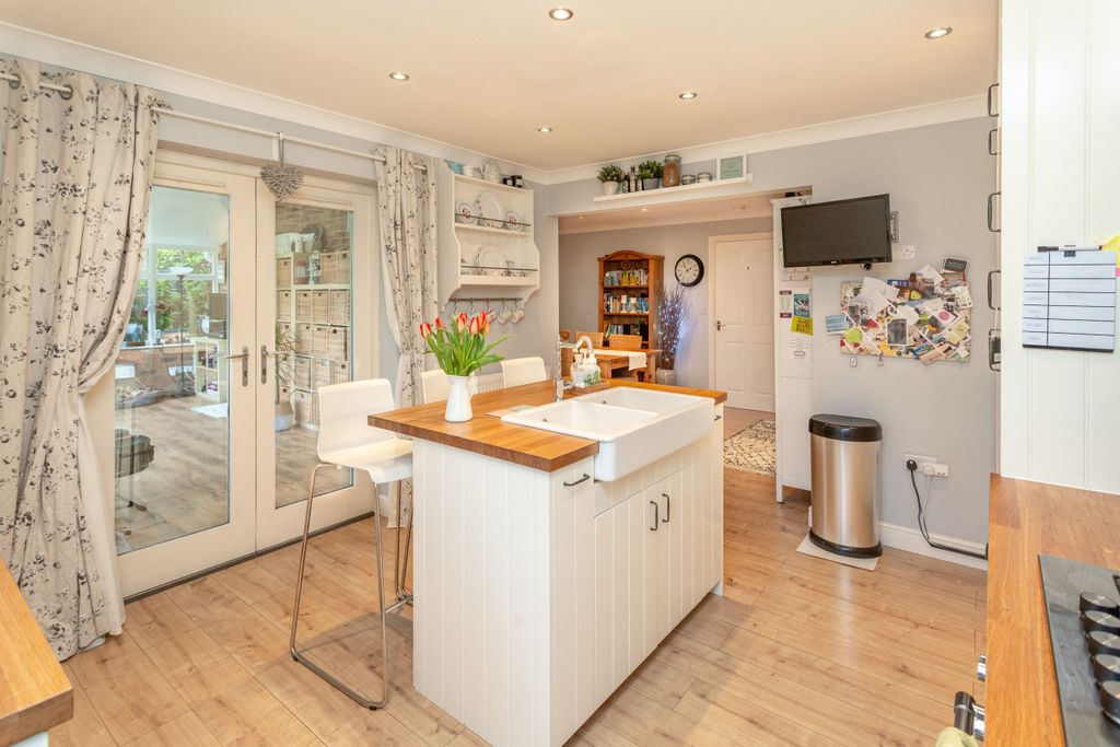 Property photo 3 of 40 Kitchend