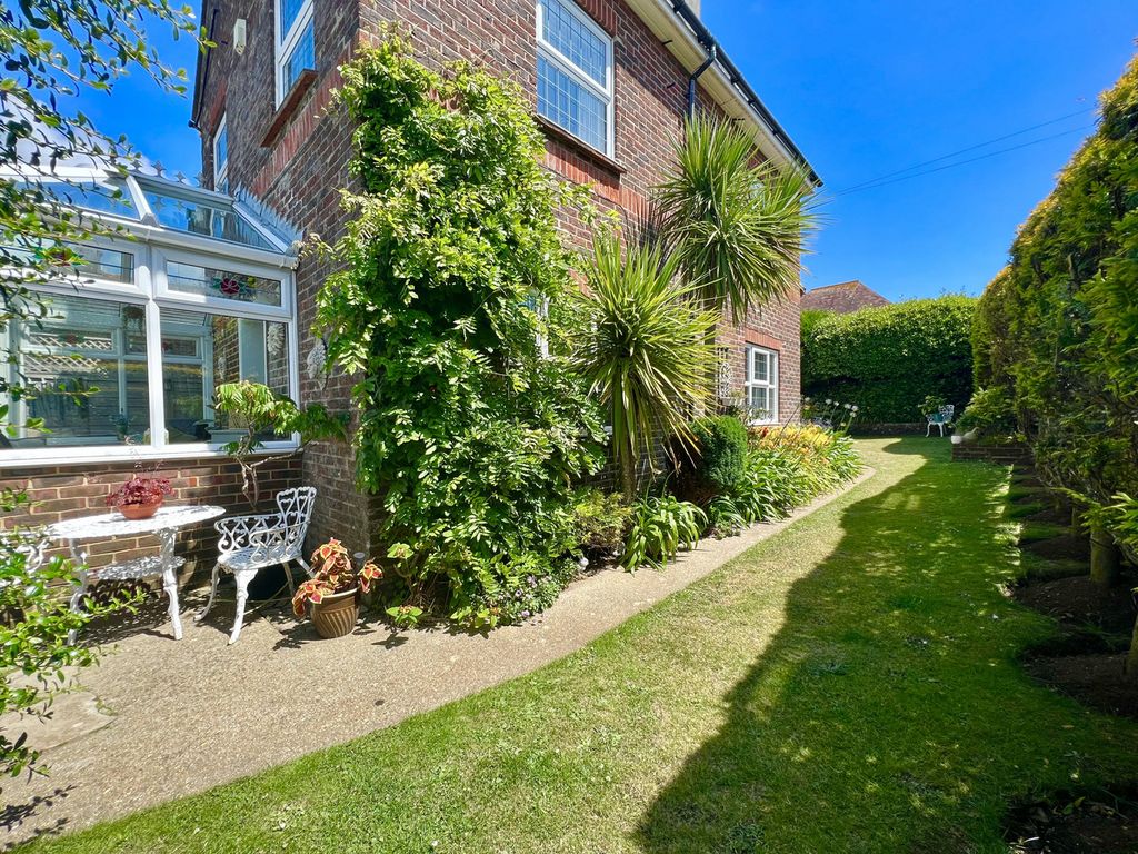 Property photo 2 of 20