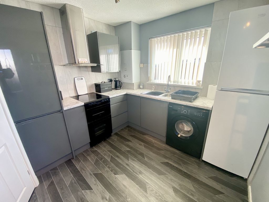 Property photo 3 of 6 Kitchen