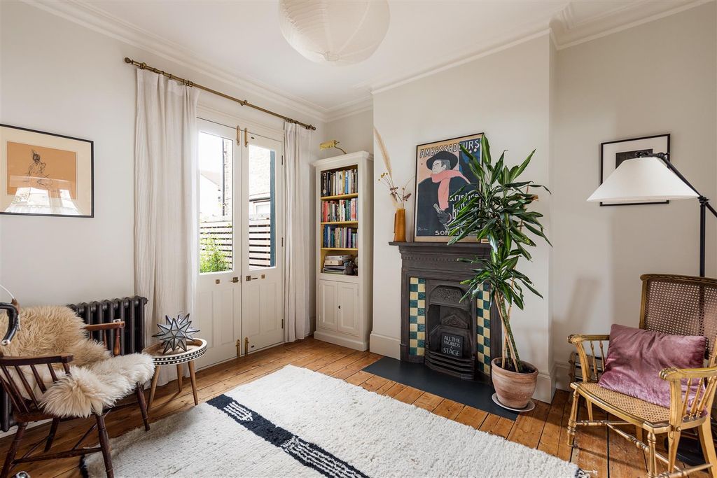 Property photo 3 of 48 Warwick Road, E15