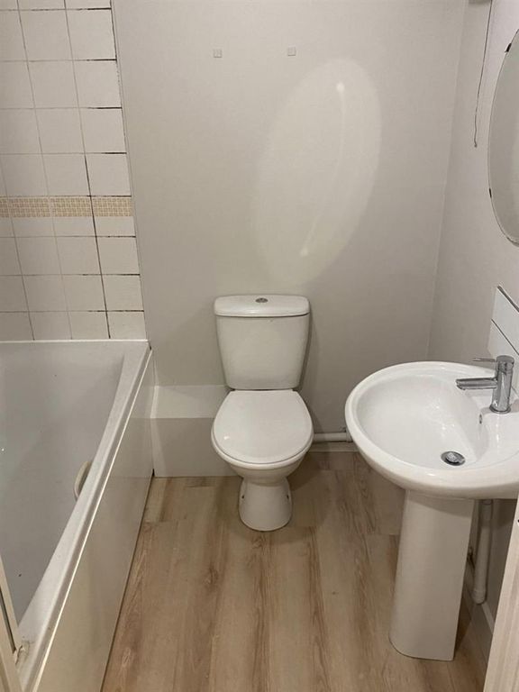 Property photo 3 of 10 Bathroom