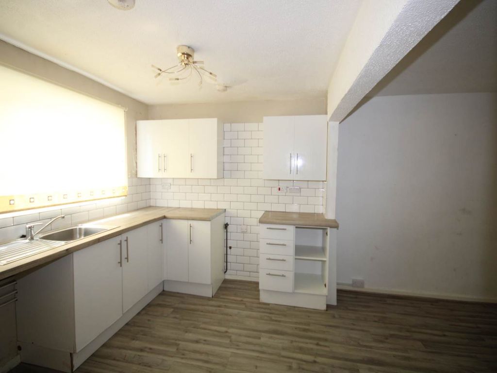 Property photo 3 of 17 Kitchen