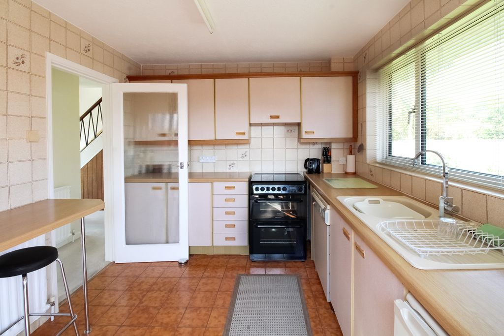Property photo 3 of 11 Kitchen