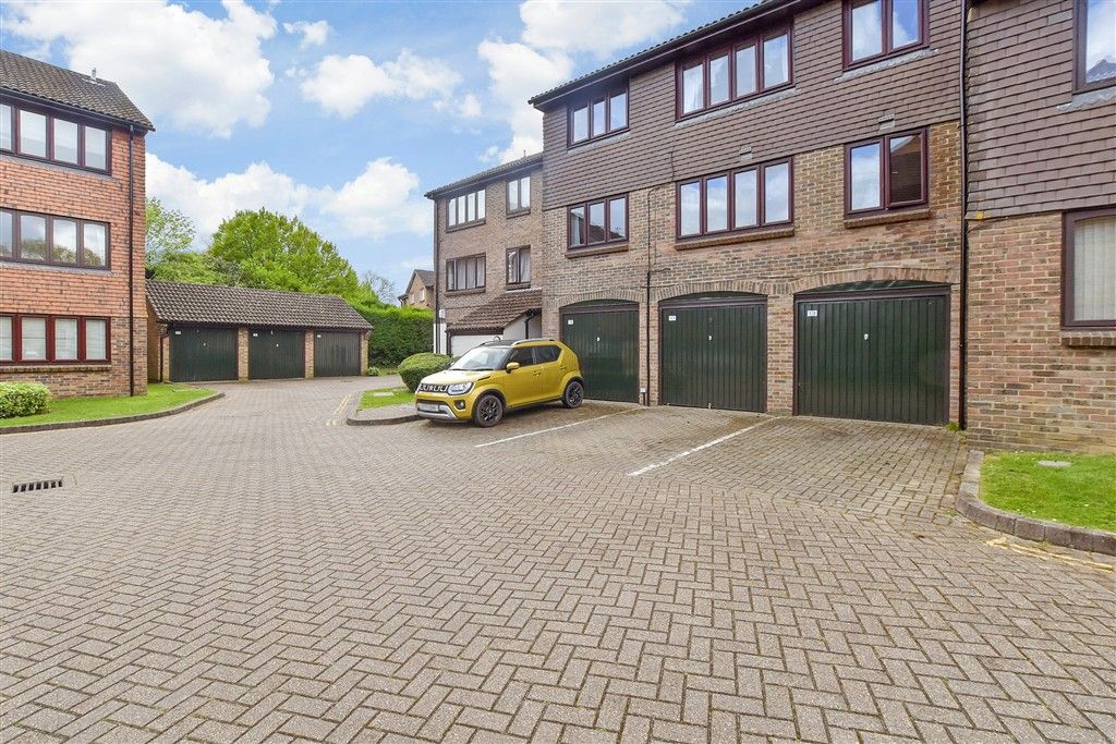 Property photo 2 of 12 Driveway/Parking